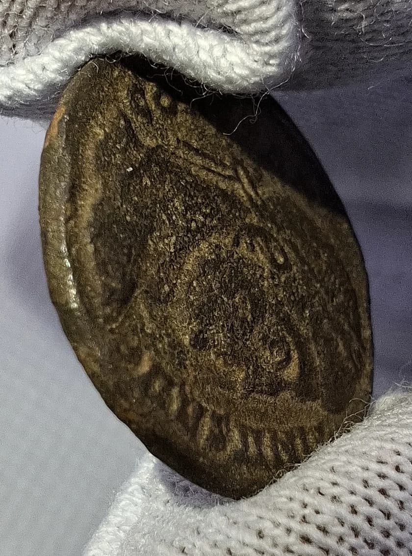 Lateral da moeda TH-N-0035 — Constantino I. Nummus ou follis reduzido