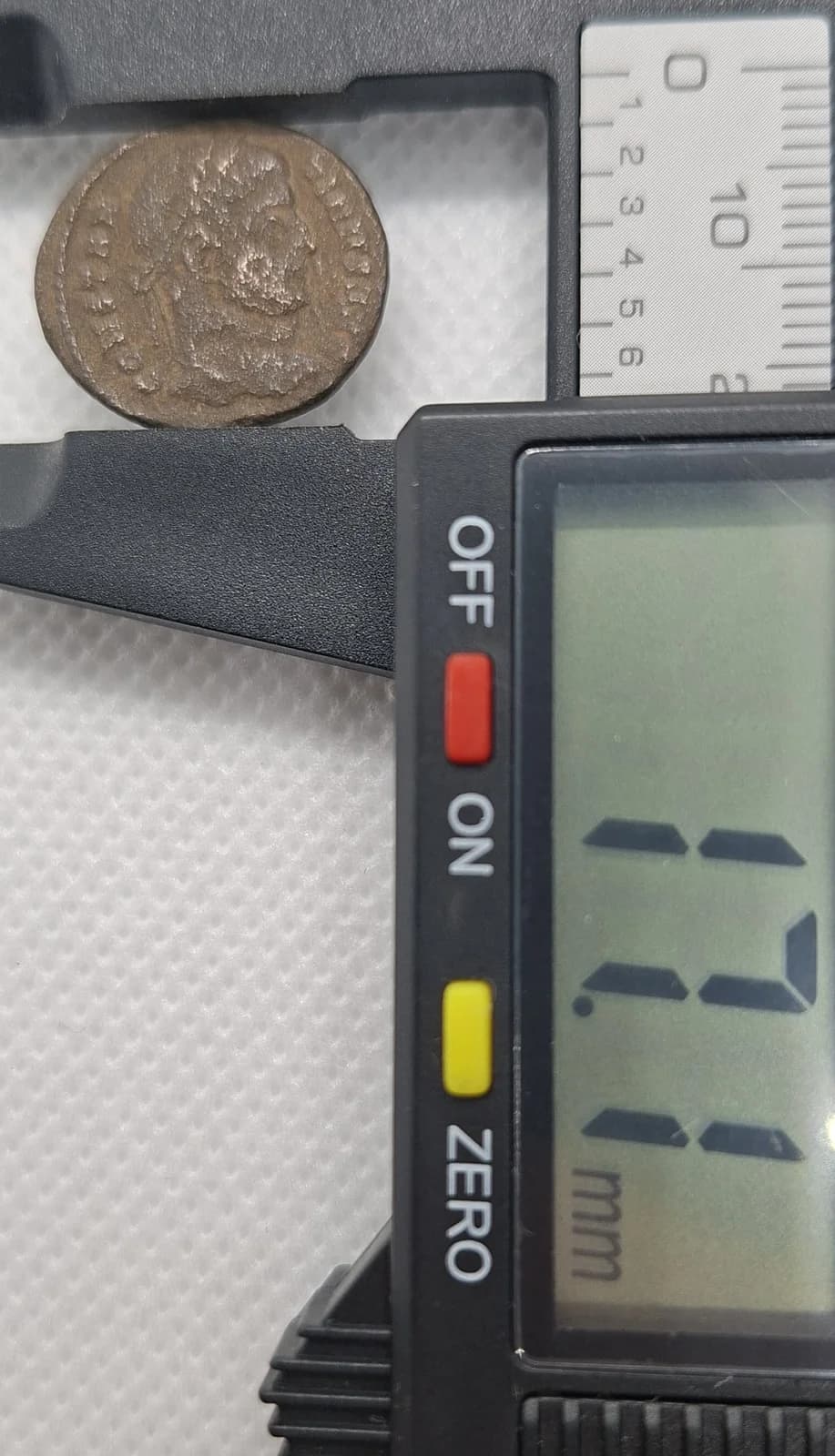 Diâmetro (paquímetro) da moeda TH-N-0035 — Constantino I. Nummus ou follis reduzido