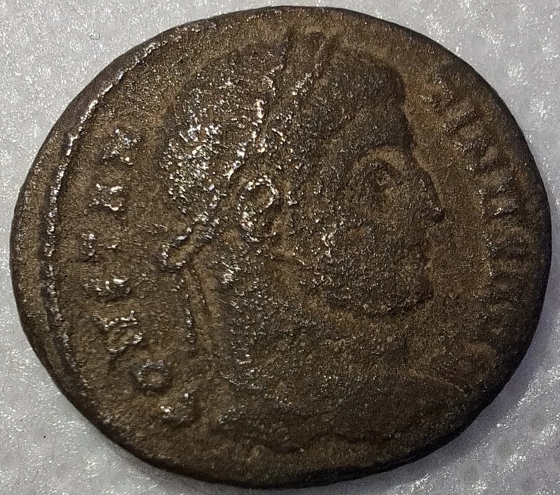 Anverso ampliado da moeda TH-N-0035 — Constantino I. Nummus ou follis reduzido