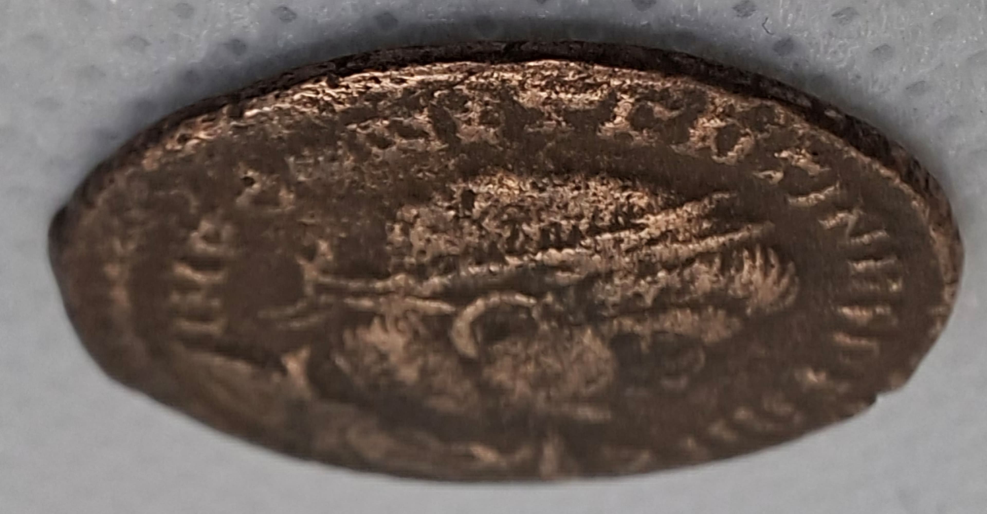 Lateral da moeda TH-N-0044 — Constantino I. Follis ou nummus