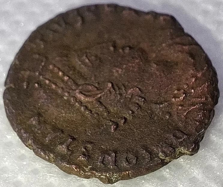 Lateral da moeda TH-N-0051 — Constâncio II