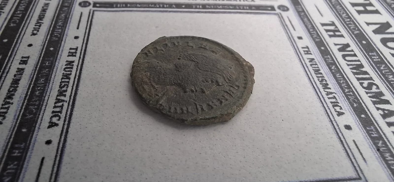 Lateral da moeda TH-N-0083 — Helena. Follis ou nummus