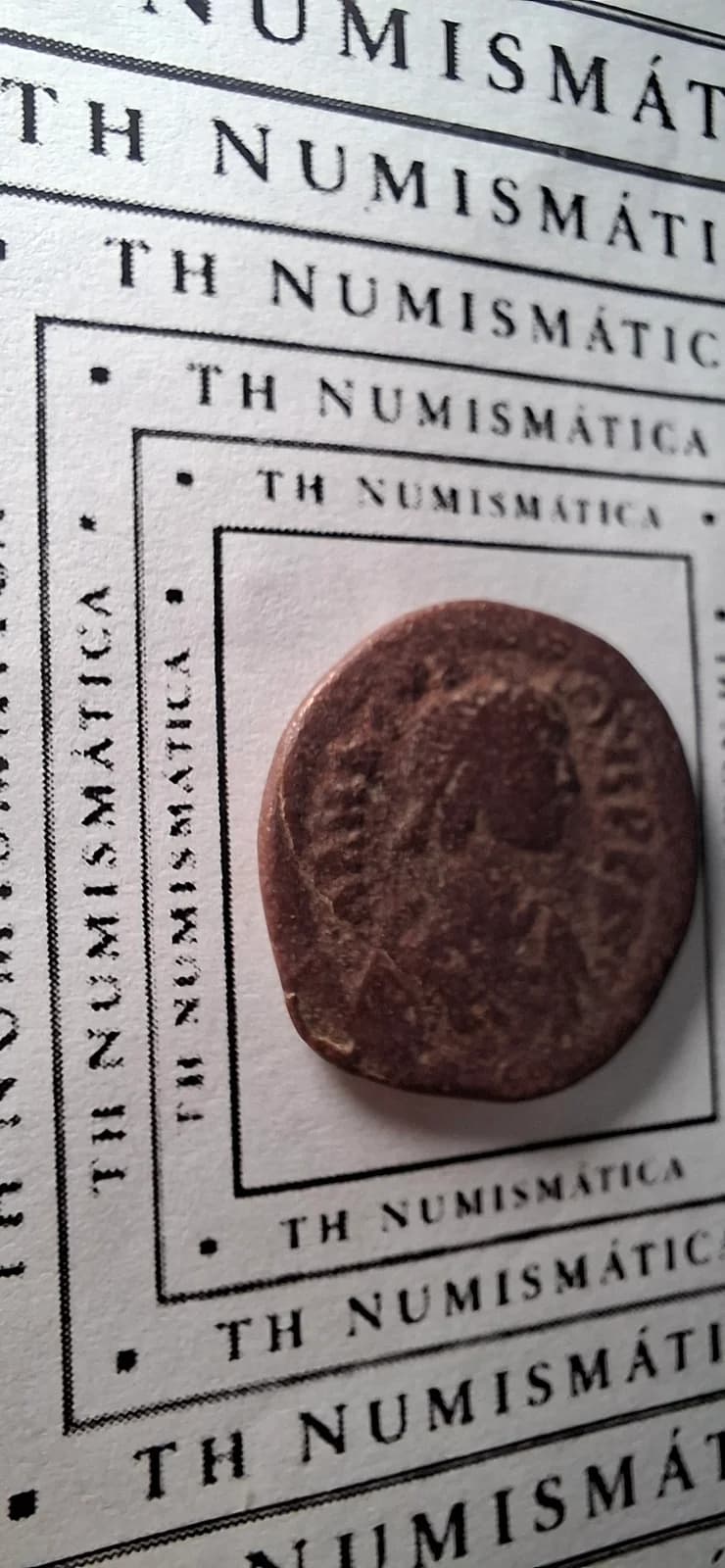 Anverso ampliado da moeda TH-N-0105 — Anastácio I. 20 nummi. Meio follis