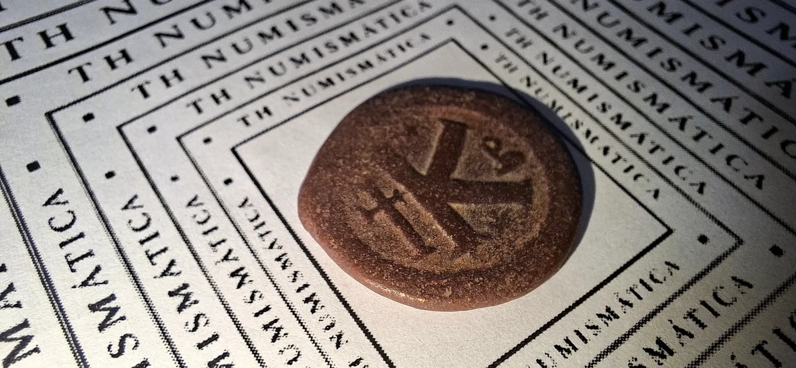 Lateral da moeda TH-N-0105 — Anastácio I. 20 nummi. Meio follis