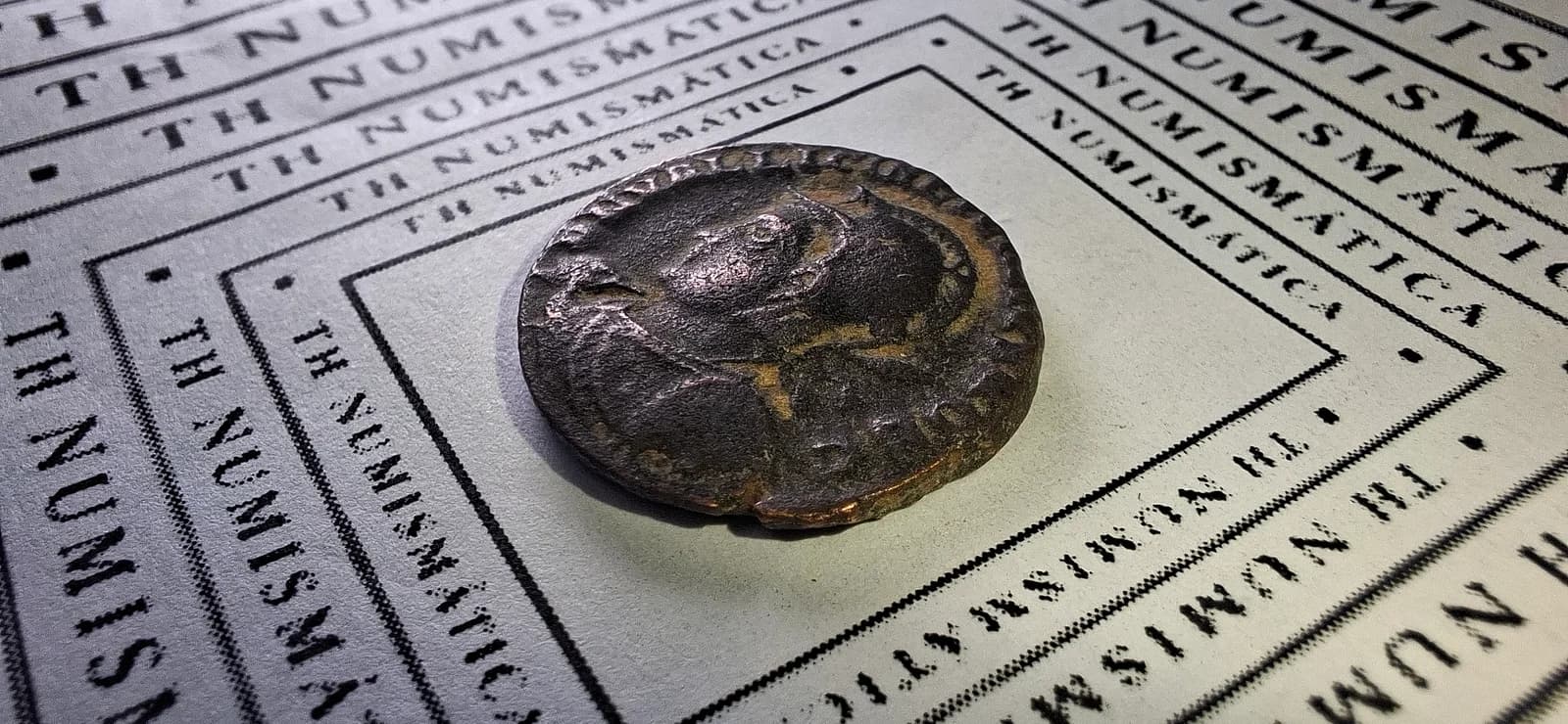 Lateral da moeda TH-N-0106 — Licínio II como César. Follis ou nummus