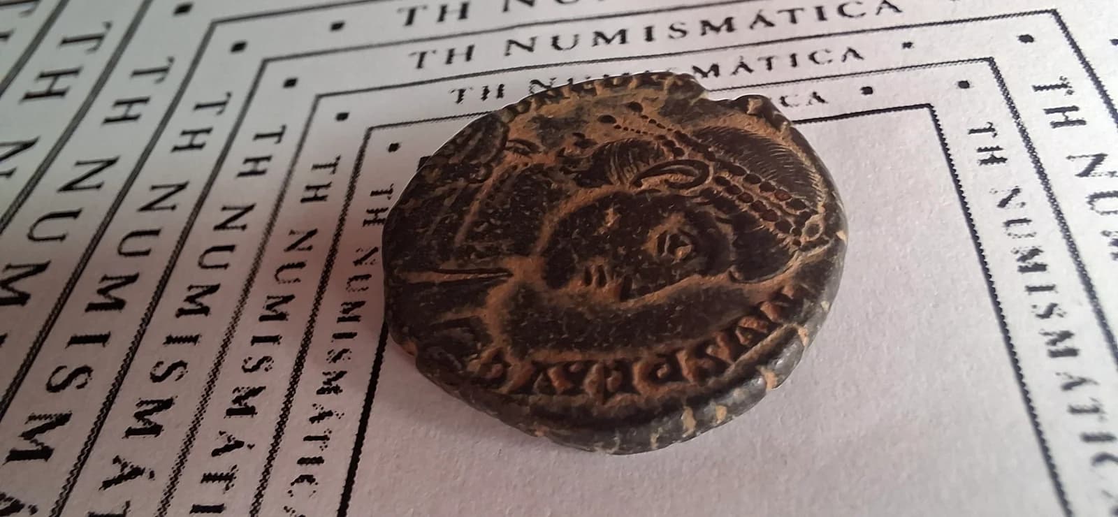 Lateral da moeda TH-N-0108 — Constâncio II. Maiorina