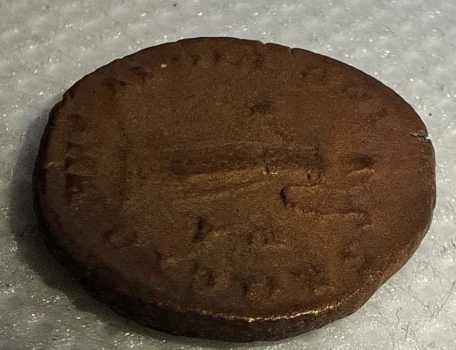 Lateral da moeda TH-N-0111 — Maximino II